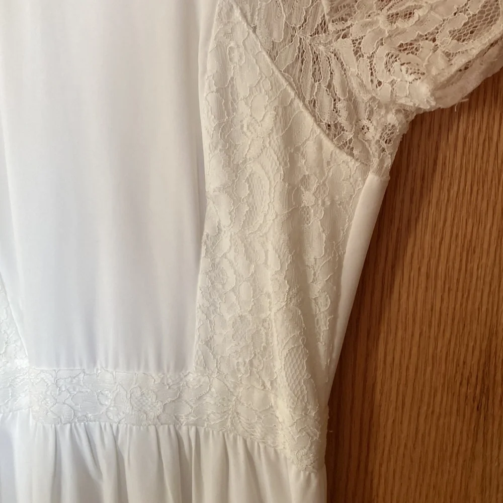 ASOS US Size 8 Flowy White Short Sleeved Dress w Lace Accents Falls Below Knee - Picture 7 of 8